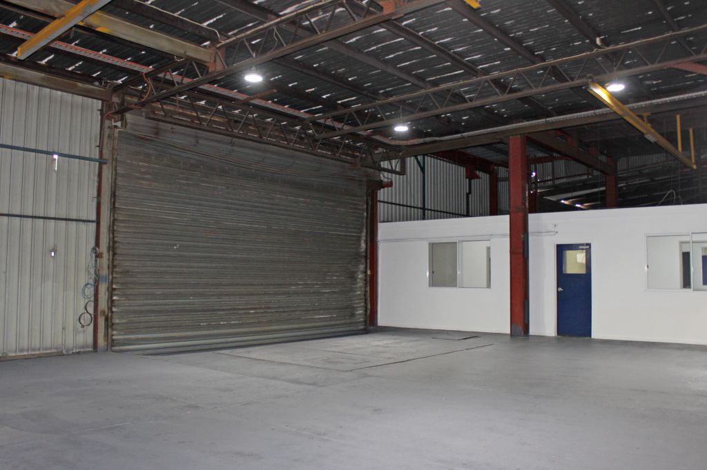 Large Industrial Office/Warehouse with Crane Moments form the CBD